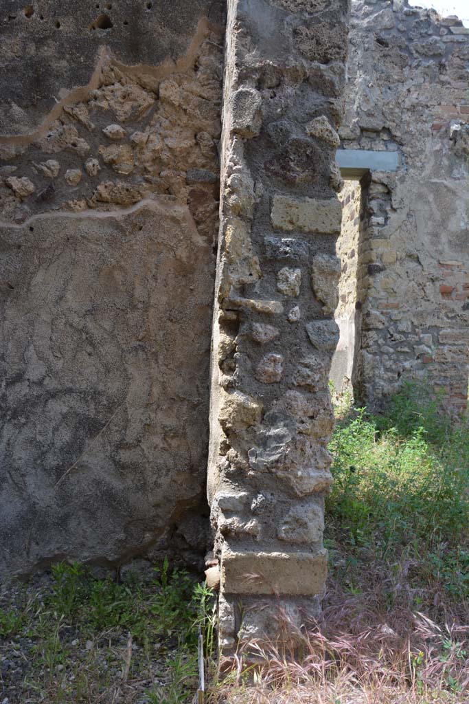 IX.5.2 Pompeii. May 2017. Room ‘r’, looking towards pilaster on north side of doorway.
Foto Christian Beck, ERC Grant 681269 DÉCOR.