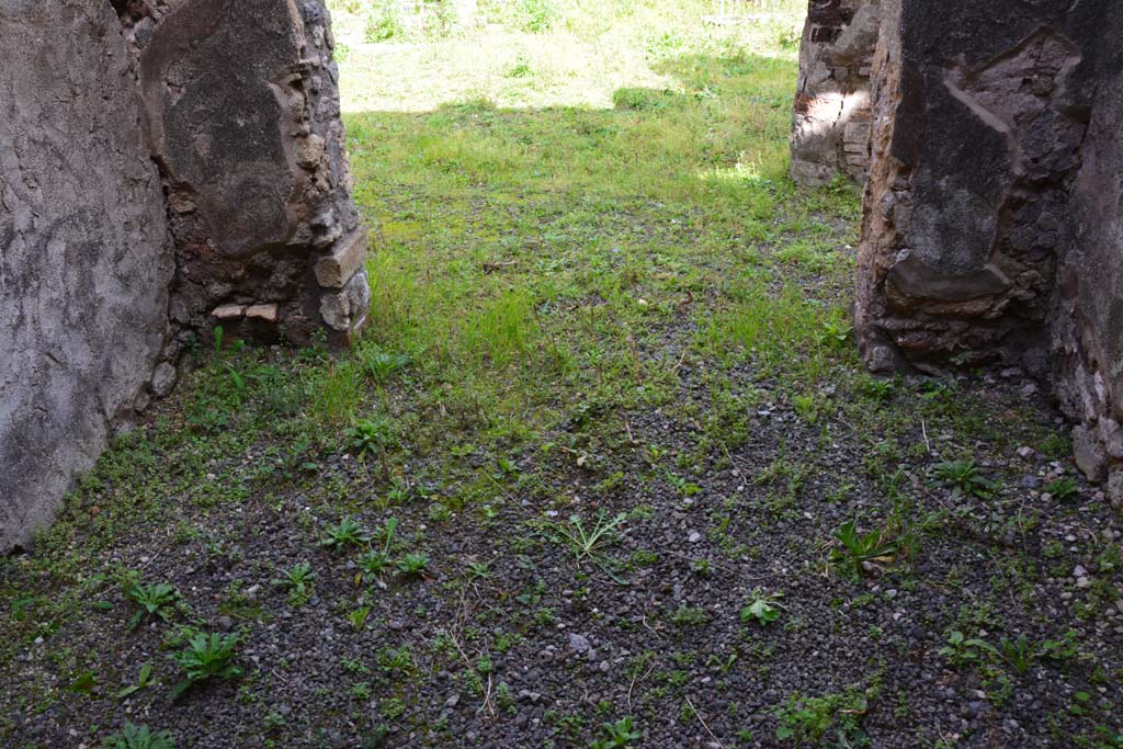 IX.5.2 Pompeii. March 2017. Room ‘r’, looking towards east doorway onto peristyle ‘p’.
Foto Christian Beck, ERC Grant 681269 DÉCOR.