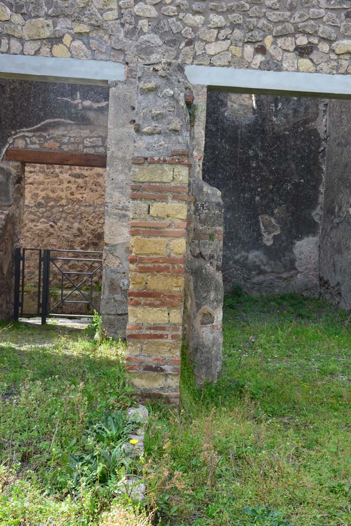 IX.5.2 Pompeii. March 2017.
Peristyle ‘p’, looking west towards doorway to room ‘r’, on right, and to corridor ‘w’, on left.
Foto Christian Beck, ERC Grant 681269 DÉCOR.