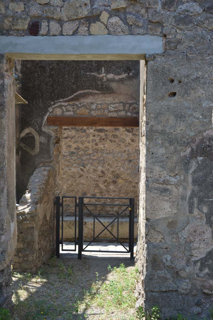 IX.5.2 Pompeii. May 2017. Corridor ‘w’, looking west towards north side of doorway.
Looking west towards rear entrance at IX.5.22 on Vicolo di Tesmo.
Foto Christian Beck, ERC Grant 681269 DÉCOR.