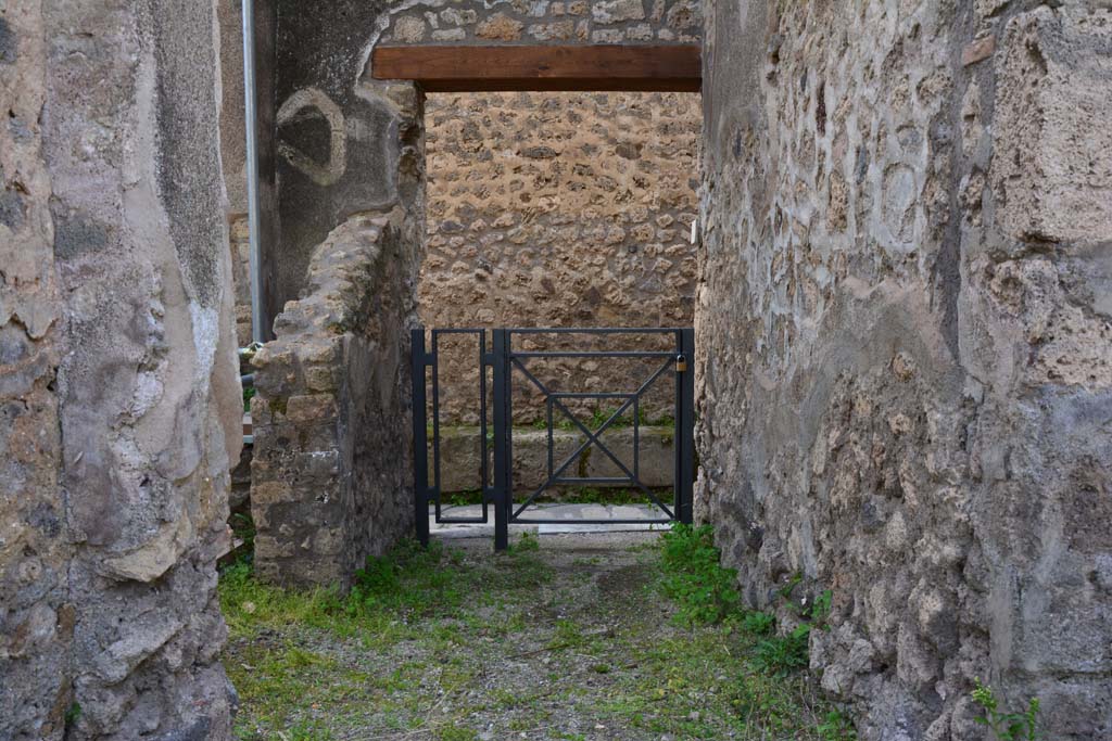 IX.5.2 Pompeii. March 2017. Corridor ‘w’, leading west to rear entrance at IX.5.22 on Vicolo di Tesmo.
On the south side of corridor ‘w’ is the kitchen area with rooms ‘s’ and ‘t’, (on left).
Foto Christian Beck, ERC Grant 681269 DÉCOR.