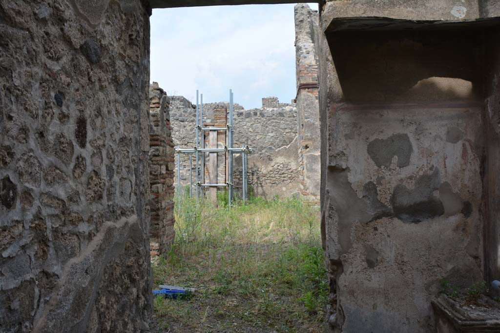 IX.5.2/22 Pompeii. May 2017. Looking east across Corridor ‘w’, from entrance doorway.
Foto Christian Beck, ERC Grant 681269 DÉCOR.