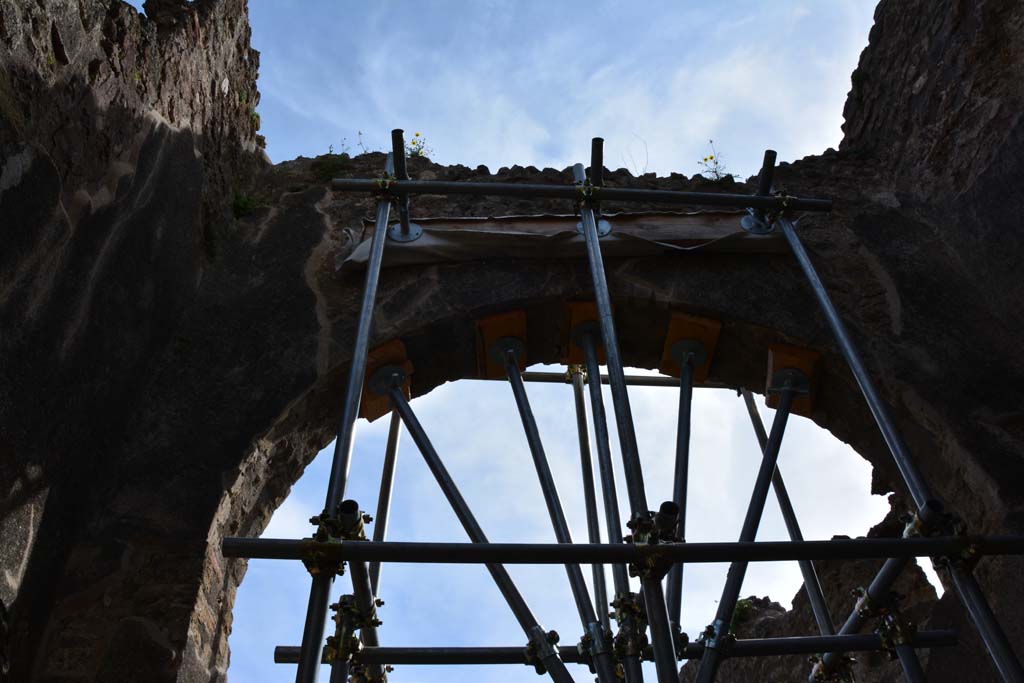 IX.5.2 Pompeii. March 2017. Room ‘s’, high arched entrance to kitchen area.
Foto Christian Beck, ERC Grant 681269 DÉCOR.