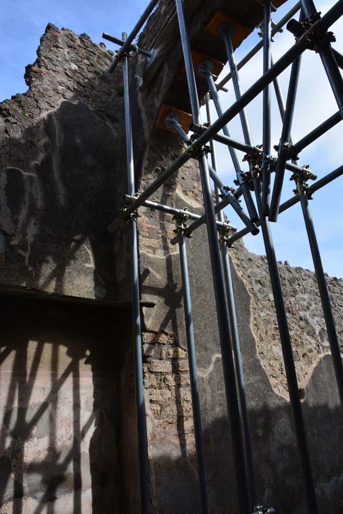IX.5.2 Pompeii. March 2017. Room ‘s’, looking towards east wall on south side of household shrine.
Foto Christian Beck, ERC Grant 681269 DÉCOR.