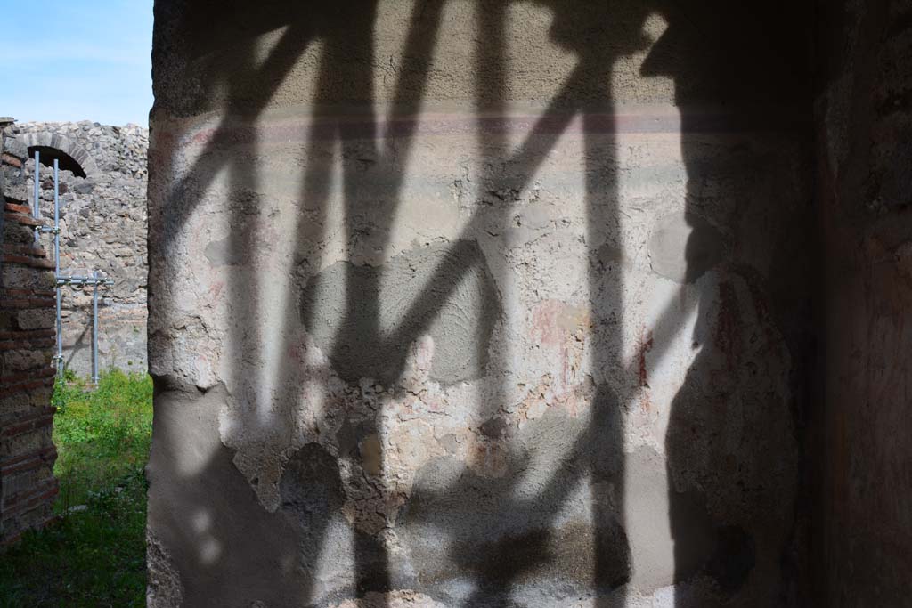 IX.5.2 Pompeii. March 2017. Corridor ‘w’, looking east towards wall near altar.
Foto Christian Beck, ERC Grant 681269 DÉCOR.