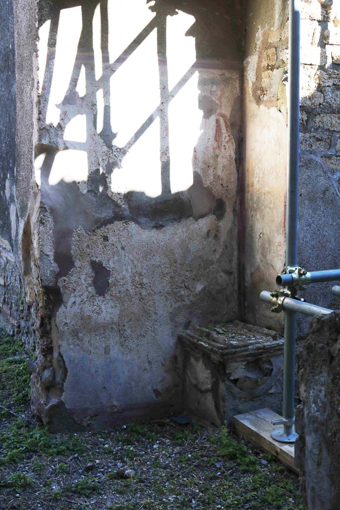 IX.5.2/22 Pompeii. February 2020.
Looking east from entrance doorway at IX.5.22 towards lararium in corridor ‘w’.
Photo courtesy of Aude Durand.