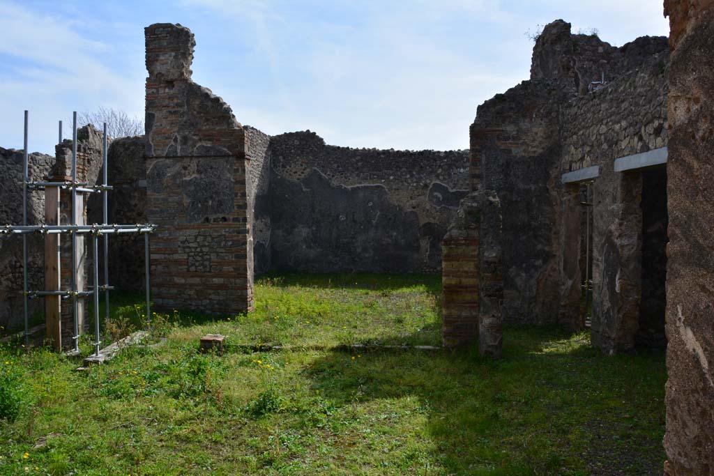 IX.5.2 Pompeii. March 2017. Peristyle ‘p’, looking towards south side and room ‘v’, in centre.
Foto Christian Beck, ERC Grant 681269 DÉCOR.