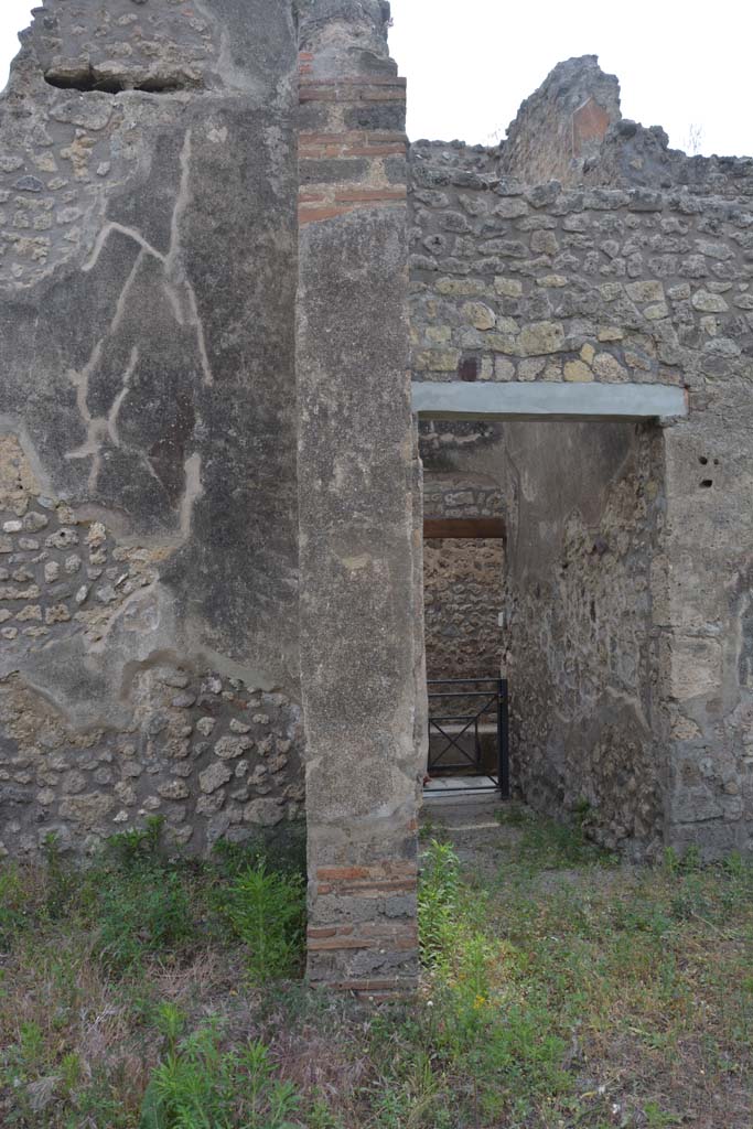 IX.5.2 Pompeii. May 2017. Room ‘v’, looking west towards doorway pilaster at north end.
Peristyle ‘p’ is on the right, with the doorway to corridor ‘w’.
Foto Christian Beck, ERC Grant 681269 DÉCOR.
