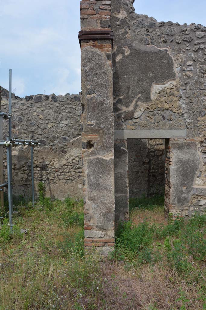 IX.5.2 Pompeii. May 2017.
Room ‘v’, looking east towards doorway pilaster at north end, with doorway into small corridor on south-east side of peristyle ‘p’.
Foto Christian Beck, ERC Grant 681269 DÉCOR.