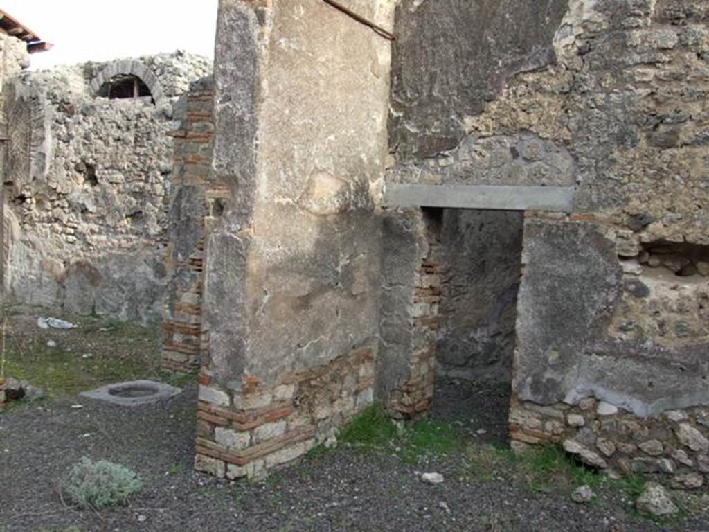 IX.5.2 Pompeii. December 2007. Room ‘v’, large exedra.
Looking north-east to peristyle ‘p’ (on left) and small door in east wall of corner of room ‘v’ into corridor leading to rooms ‘x’ and ‘y’.