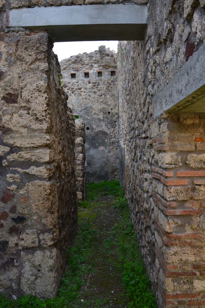 IX.5.2 Pompeii. March 2017. Corridor on east side of room ‘v’, leading to room ‘x’, on left, and room ‘y’, ahead.
Foto Christian Beck, ERC Grant 681269 DÉCOR.