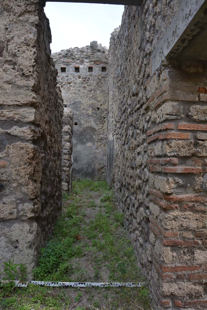 IX.5.2 Pompeii. May 2017.
Corridor on east side of room ‘v’, leading to room ‘x’, on left, and room ‘y’, ahead.
Foto Christian Beck, ERC Grant 681269 DÉCOR.