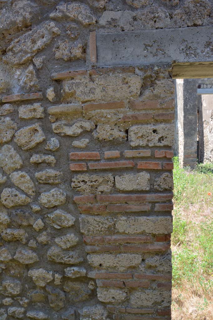 IX.5.2 Pompeii. May 2017.
Looking west through south end of small doorway into room ‘v’, from small corridor leading to rooms ‘x’ and ‘y’.
Foto Christian Beck, ERC Grant 681269 DÉCOR.