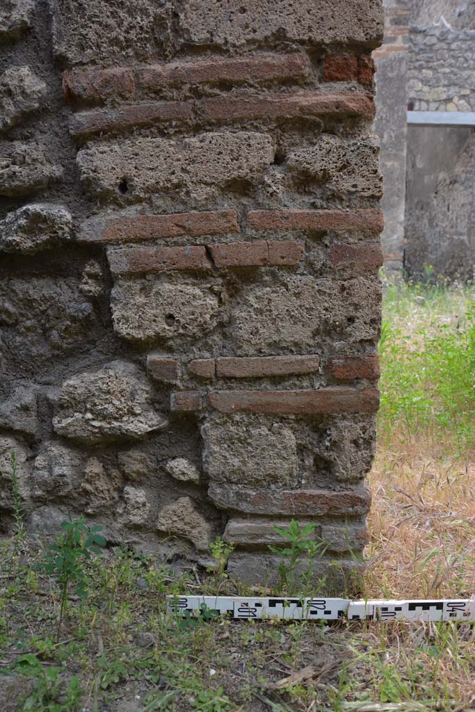 IX.5.2 Pompeii. May 2017.
Looking west through south end of small doorway into room ‘v’, detail from lower pilaster.
Foto Christian Beck, ERC Grant 681269 DÉCOR.