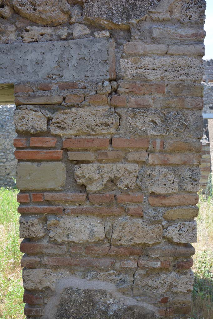 IX.5.2 Pompeii. May 2017.
Looking west through north end of small doorway into room ‘v’ (on left), with peristyle ‘p’, (on right).
Foto Christian Beck, ERC Grant 681269 DÉCOR.