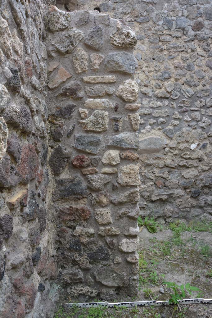 IX.5.2 Pompeii. May 2017.
Room ‘x’, looking west towards south side of doorway in south-west corner.
Foto Christian Beck, ERC Grant 681269 DÉCOR.