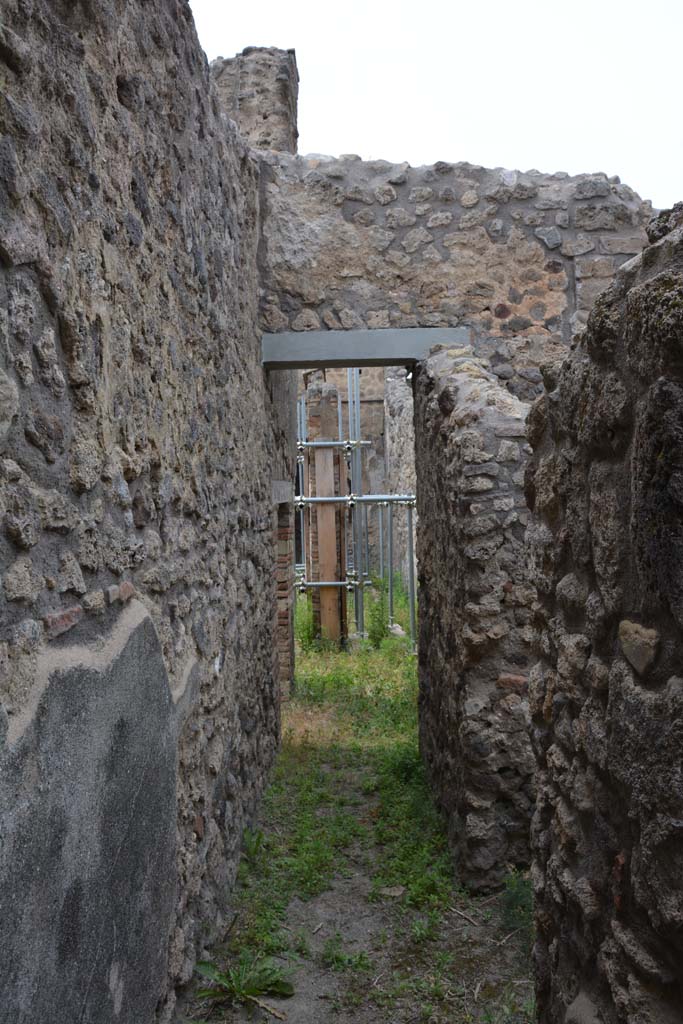 IX.5.2 Pompeii. May 2017.
Looking north in small corridor towards peristyle ‘p’, with doorway from room ‘x’, on right.
Foto Christian Beck, ERC Grant 681269 DÉCOR.