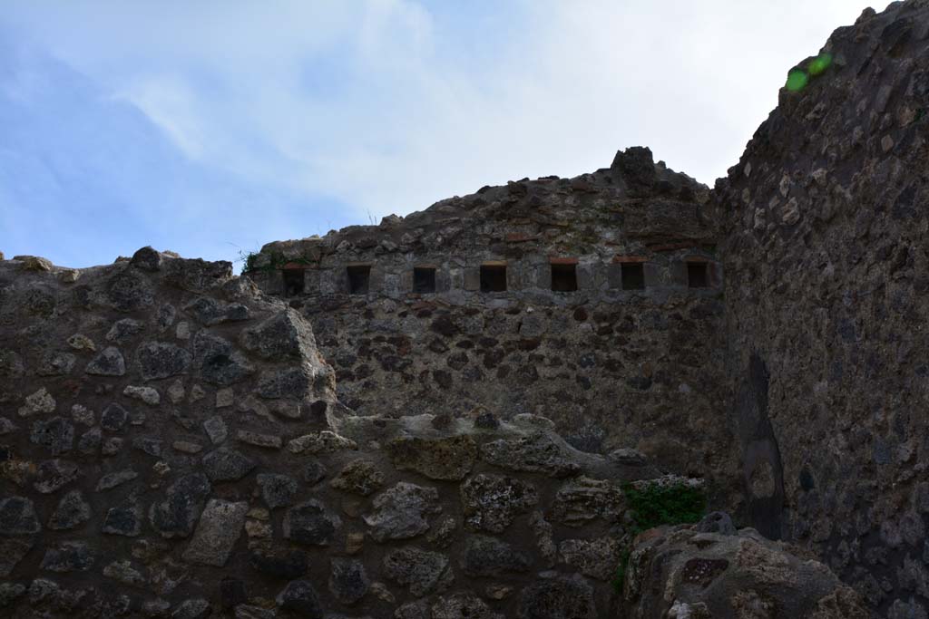 IX.5.2 Pompeii. March 2017. Room ‘y’, detail of upper south wall, taken from room ‘x’.
Foto Christian Beck, ERC Grant 681269 DÉCOR.