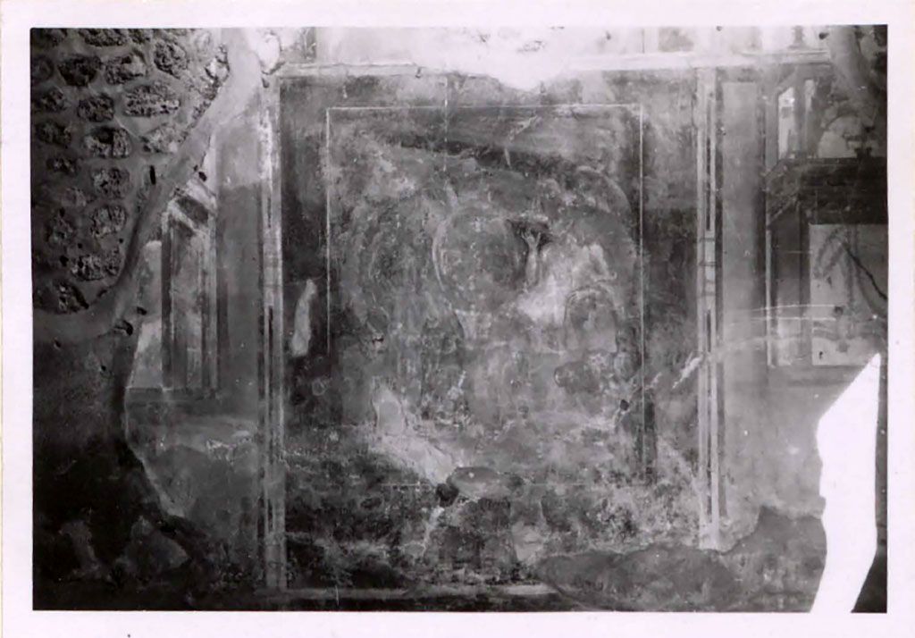 IX.5.2 Pompeii. Pre-1942. Room 20, east wall with painting showing Thetis in the forge of Vulcan, with the weapons for Achilles.
See Warscher, T. 1942. Catalogo illustrato degli affreschi del Museo Nazionale di Napoli. Sala LXXX. Vol.2. Rome, Swedish Institute.
