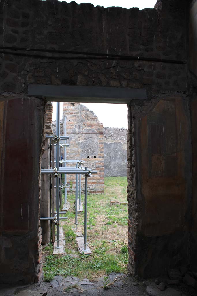 IX.5.2 Pompeii. May 2019. Room ‘u’, looking south through doorway towards peristyle ‘p’.
Foto Christian Beck, ERC Grant 681269 DÉCOR.