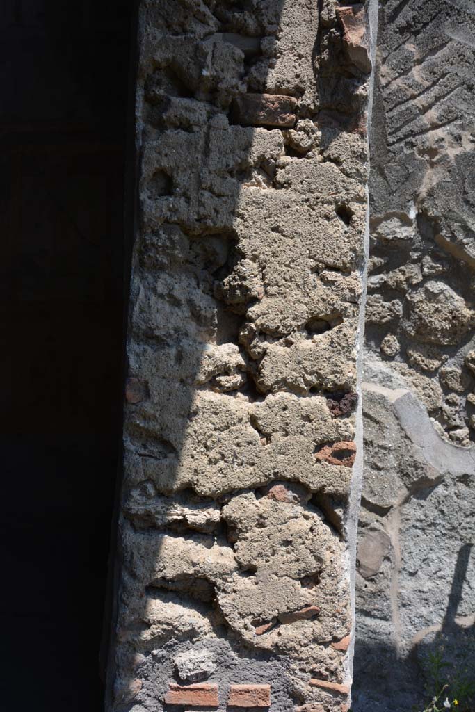 IX.5.2 Pompeii. May 2017.
Room ‘u’, looking towards east side of doorway pilaster, with peristyle ‘p’, on right.
Foto Christian Beck, ERC Grant 681269 DÉCOR.