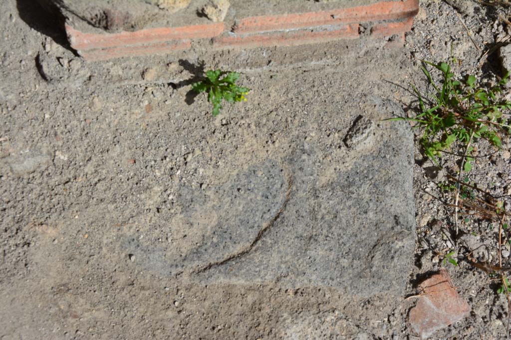 IX.5.2 Pompeii. March 2017. Room ‘u’, threshold of doorway at east end.
Foto Christian Beck, ERC Grant 681269 DÉCOR.