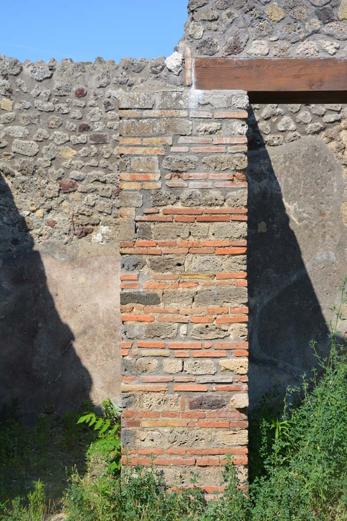 IX.5.2 Pompeii. May 2017.
Atrium ‘b’, looking east towards pilaster between room ‘d’, on left, and room ‘e’.
Foto Christian Beck, ERC Grant 681269 DÉCOR.
