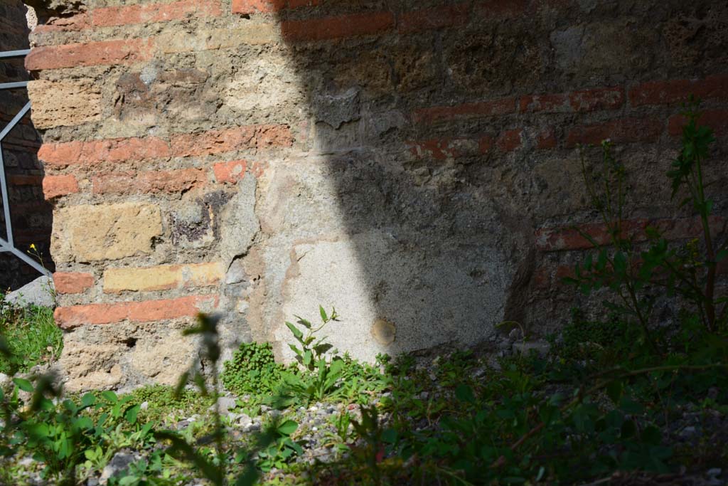 IX.5.2 Pompeii. March 2017. Room ‘e’, lower north wall at west end with remaining plaster from zoccolo.
Foto Christian Beck, ERC Grant 681269 DÉCOR.