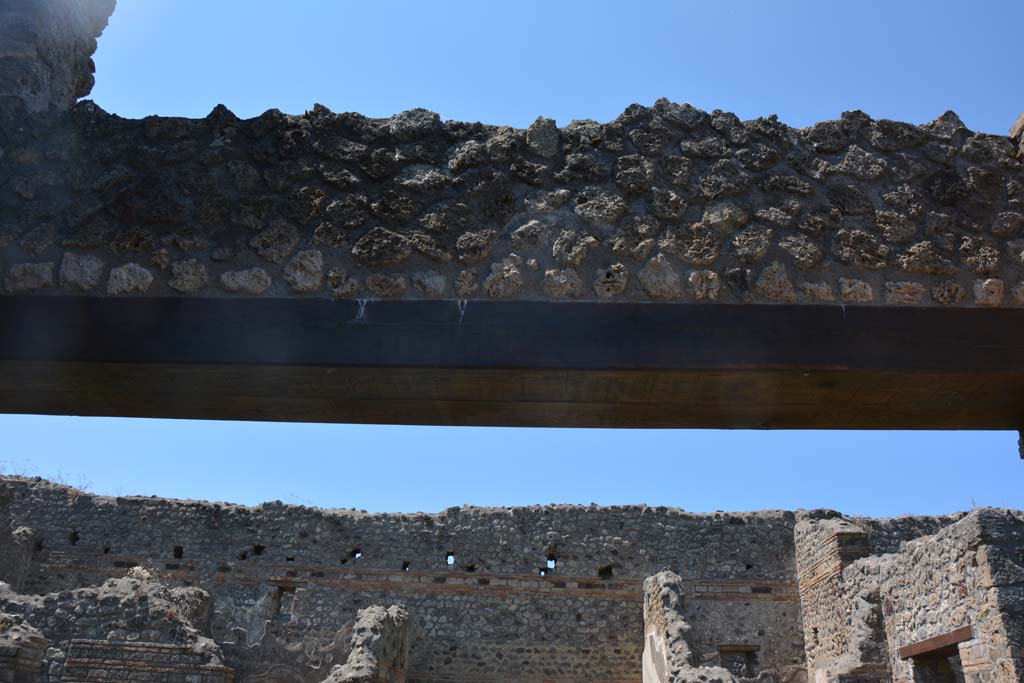 IX.5.2 Pompeii. May 2017. Room ‘e’, upper west wall above doorway to atrium ‘b’.
Foto Christian Beck, ERC Grant 681269 DÉCOR.