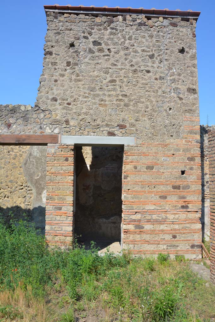 IX.5.2 Pompeii. May 2017. Room ‘c’, doorway and upper wall in atrium.
Foto Christian Beck, ERC Grant 681269 DÉCOR.