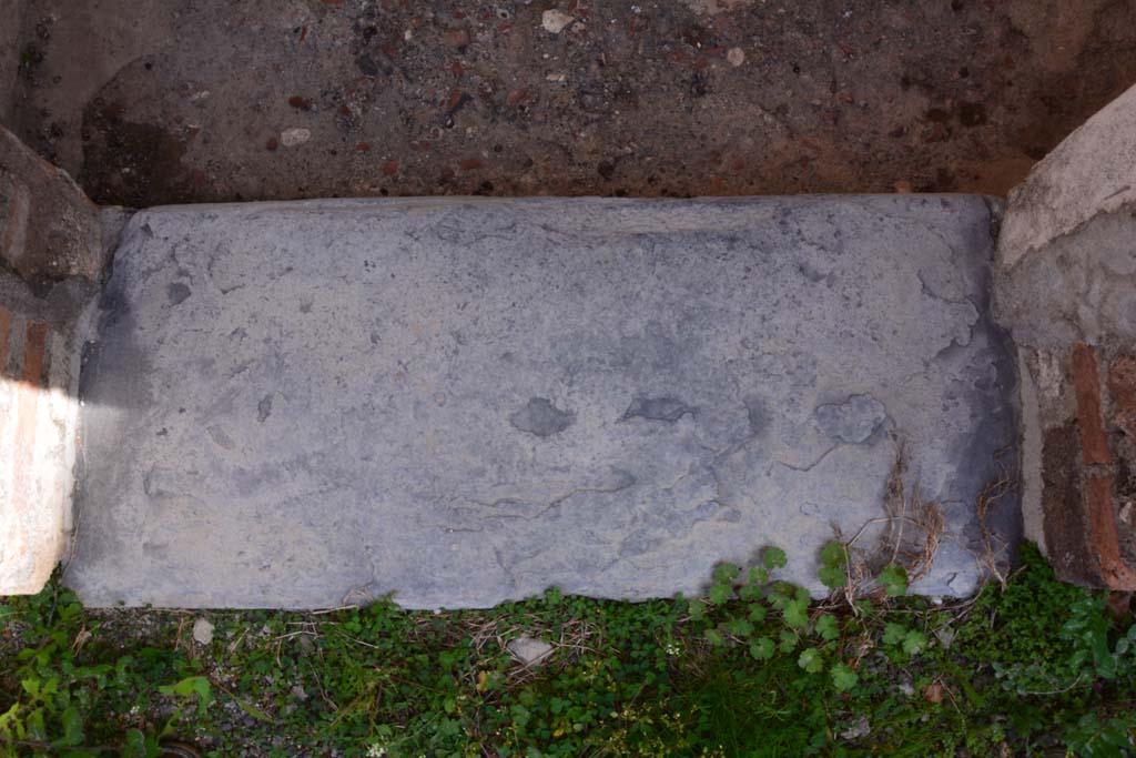 IX.5.2 Pompeii. March 2017. Room ‘c’, threshold of doorway.
Foto Christian Beck, ERC Grant 681269 DÉCOR.