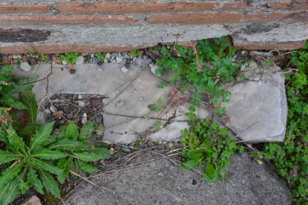 IX.5.2 Pompeii. March 2017. Room ‘i’, detail of doorway threshold at east end, with hole for doorpost.
Foto Christian Beck, ERC Grant 681269 DÉCOR.