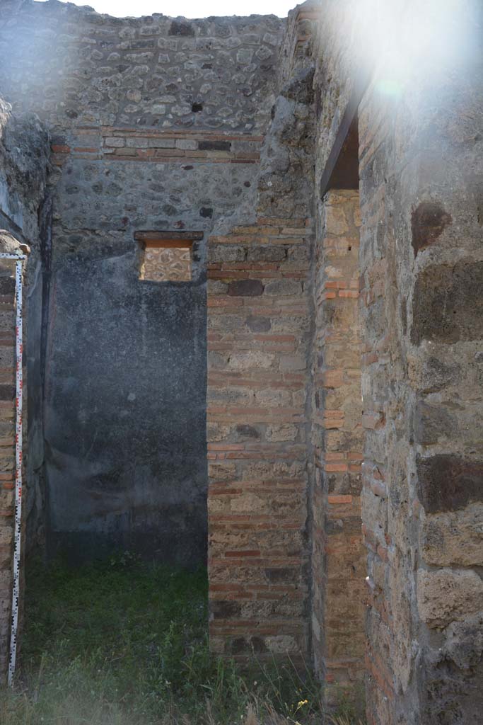 IX.5.2 Pompeii. May 2017.
Room ‘b’, north-west corner of atrium, with doorway to room ‘f’, in centre.
Foto Christian Beck, ERC Grant 681269 DÉCOR.