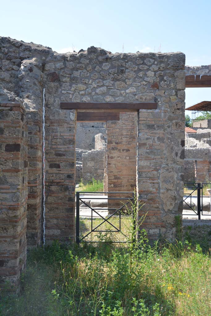 IX.5.2 Pompeii. May 2017.
Atrium ‘b’, north-west corner, with doorway to shop at IX.5.1, and to room ‘f’, on left.
Foto Christian Beck, ERC Grant 681269 DÉCOR.