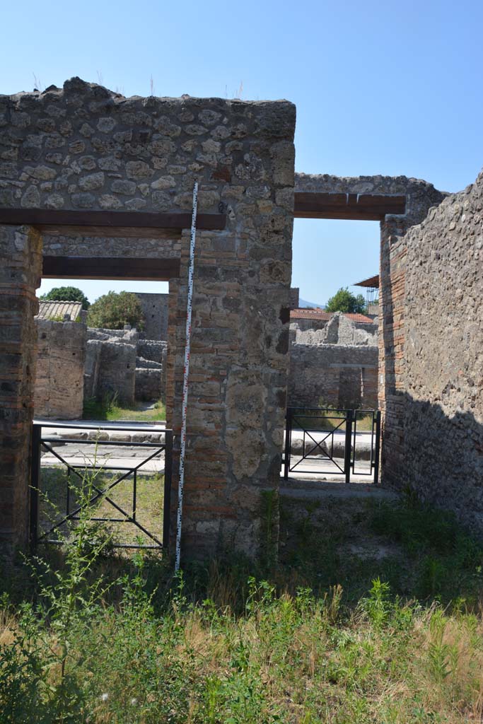 IX.5.2 Pompeii. May 2017.
Atrium ‘b’, north-west corner with pilaster between doorway to shop at IX.5.1, and to entrance corridor/fauces, on right.
Foto Christian Beck, ERC Grant 681269 DÉCOR.