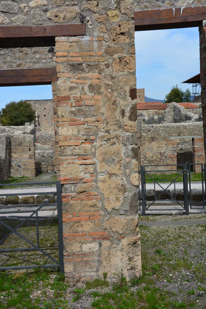 IX.5.2 Pompeii. March 2017.
Atrium ‘b’, pilaster on north side of atrium, between doorway linking to IX.5.1, on left, and entrance corridor, on right.
Foto Christian Beck, ERC Grant 681269 DÉCOR.