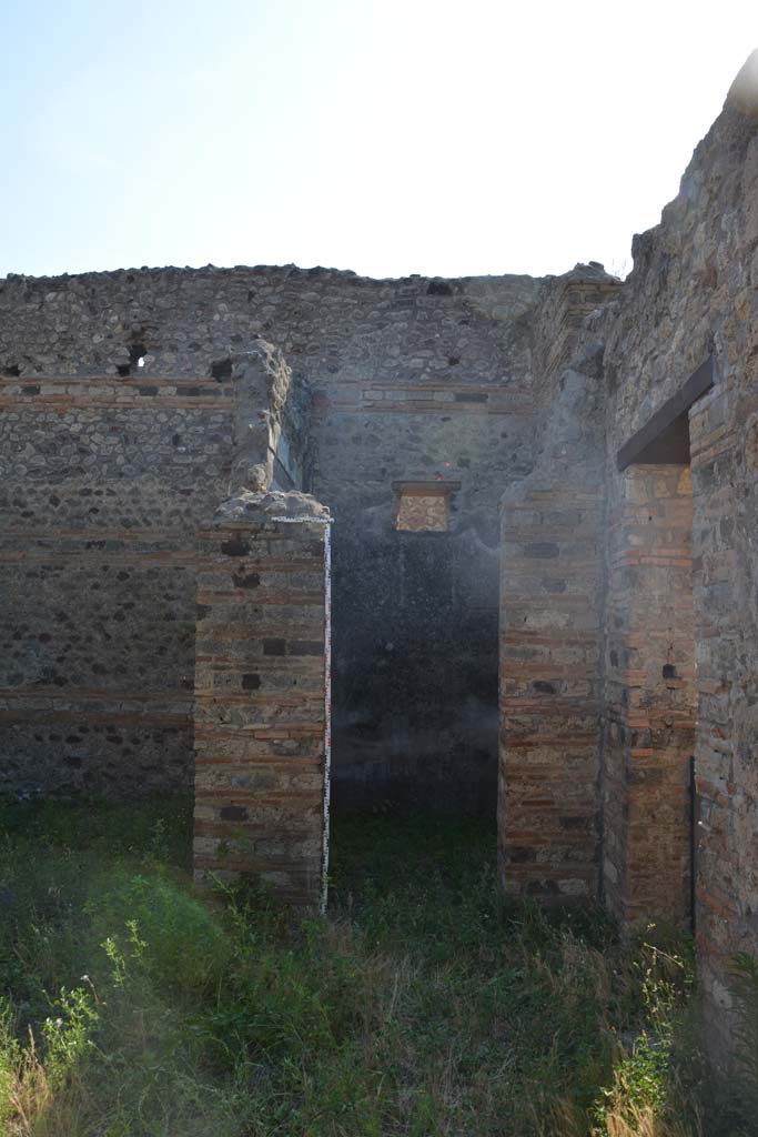 IX.5.2 Pompeii. May 2017.
Atrium ‘b’, north-west corner of atrium, with doorway to room ‘f’, in centre.
Foto Christian Beck, ERC Grant 681269 DÉCOR.