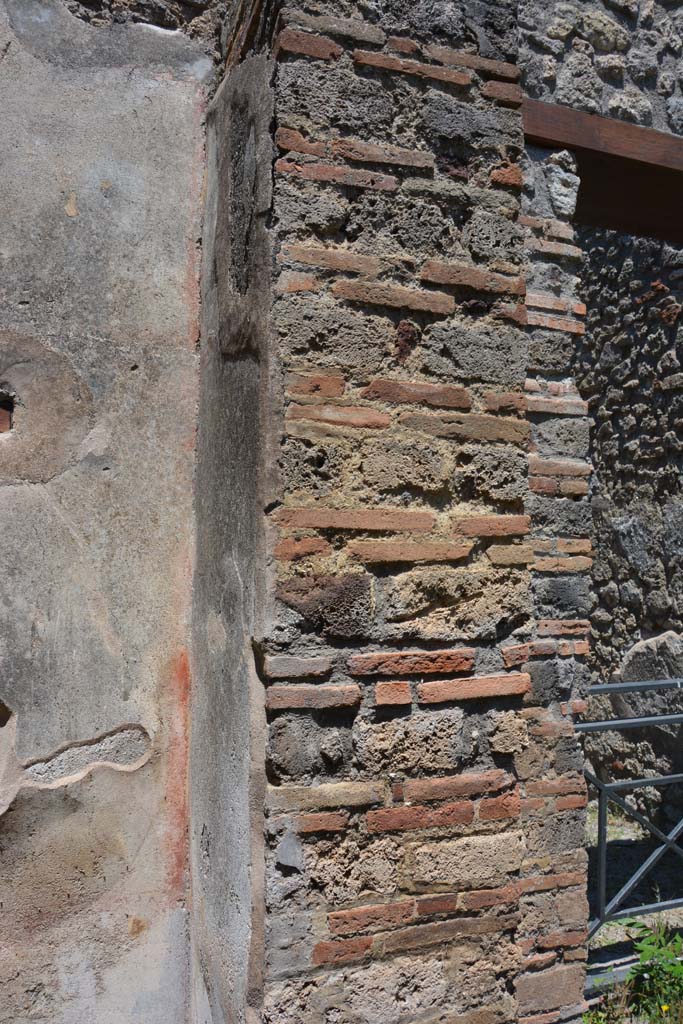 IX.5.2 Pompeii. May 2017. Room ‘f’, looking north to doorway pilaster.
Foto Christian Beck, ERC Grant 681269 DÉCOR.