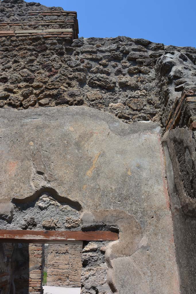 IX.5.2 Pompeii. May 2017.
Room ‘f’, looking towards upper north wall above doorway to IX.5.1.
Foto Christian Beck, ERC Grant 681269 DÉCOR.