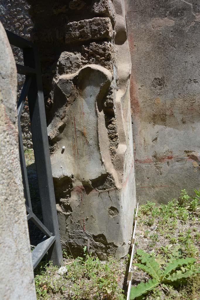 IX.5.2 Pompeii. May 2017.
Room ‘f’, remaining plaster and painted decoration on east side of doorway to IX.5.1.
Foto Christian Beck, ERC Grant 681269 DÉCOR.