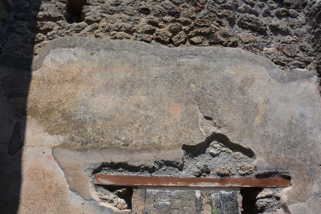 IX.5.2 Pompeii. May 2017. Room ‘f’, painted decoration above doorway to IX.5.1 on north wall.
Foto Christian Beck, ERC Grant 681269 DÉCOR.