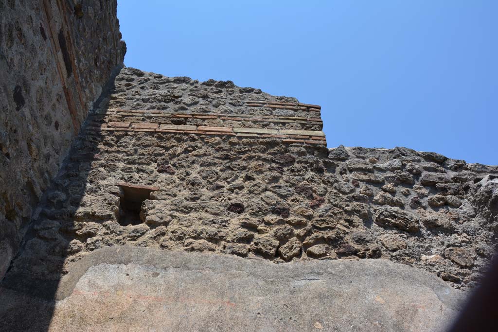 IX.5.2 Pompeii. May 2017. Room ‘f’, upper north wall in north-west corner.
Foto Christian Beck, ERC Grant 681269 DÉCOR.