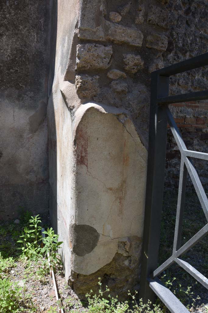 IX.5.2 Pompeii. May 2017.
Room ‘f’, looking towards west side of doorway to IX.5.1 with remaining plaster and painted decoration.
Foto Christian Beck, ERC Grant 681269 DÉCOR.