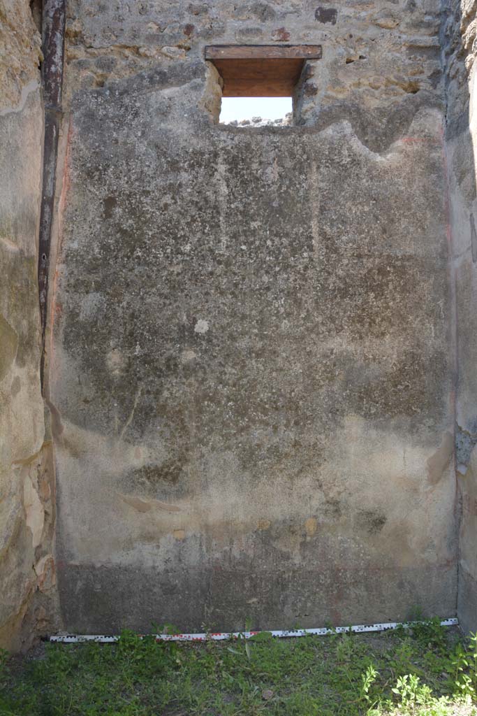 IX.5.2 Pompeii. May 2017. Room ‘f’, looking towards west wall.
In the centre of the west wall a painting of Arianna abandoned would have been seen.
Foto Christian Beck, ERC Grant 681269 DÉCOR.
According to NdS –
In this house, found in a cubiculum on the right of the atrium decorated with a painting of abandoned Arianna, were :
Bones: 3 human skeletons.
In the third cubiculum – Bones: 4 human skeletons. Silver. 6 coins.
In the fourth cubiculum – Bones: another human skeleton.
See Notizie degli Scavi, 1879, p.243.
(Nell’isola 5, reg. IX, casa al n.2, cubicolo a dritta dell’atrio, decorato del dipinto di Arianna abbandonata si rinvennero:
Osso. Tre scheletri umani.
Nel 3 cubicolo: - Osso. Quattro scheletri umani. – Argento. Sei monete.
Nel 4 cubicolo: - Osso. Altro scheletro umano.)