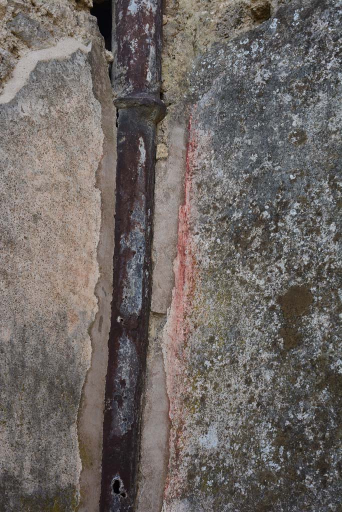 IX.5.2 Pompeii. March 2017.
Room ‘f’, detail from south-west corner of a thick drainage pipe from the upper floor.
Foto Christian Beck, ERC Grant 681269 DÉCOR.