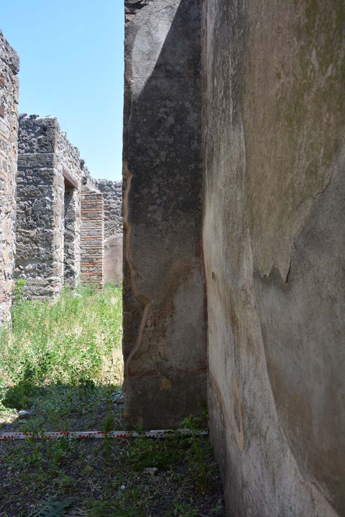 IX.5.2 Pompeii. May 2017.
Room ‘f’, looking east to pilaster at end of south wall in south-east corner.
Foto Christian Beck, ERC Grant 681269 DÉCOR.