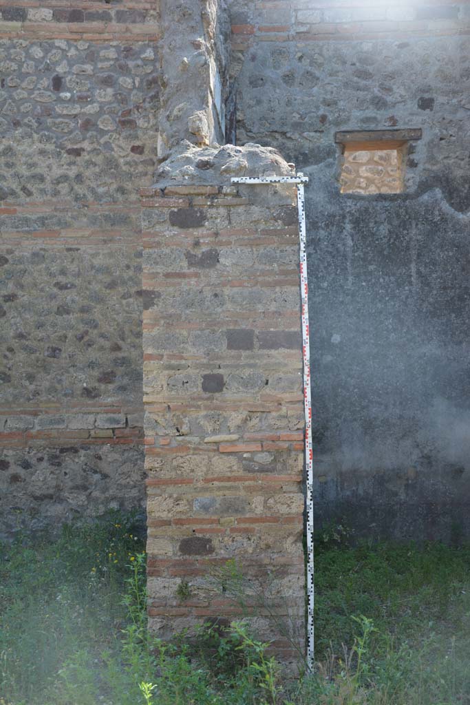 IX.5.2 Pompeii. May 2017.
Room ‘b’, detail of pilaster on west side of atrium between ala ‘h’, on left, and room ‘f’, on right.
Foto Christian Beck, ERC Grant 681269 DÉCOR.