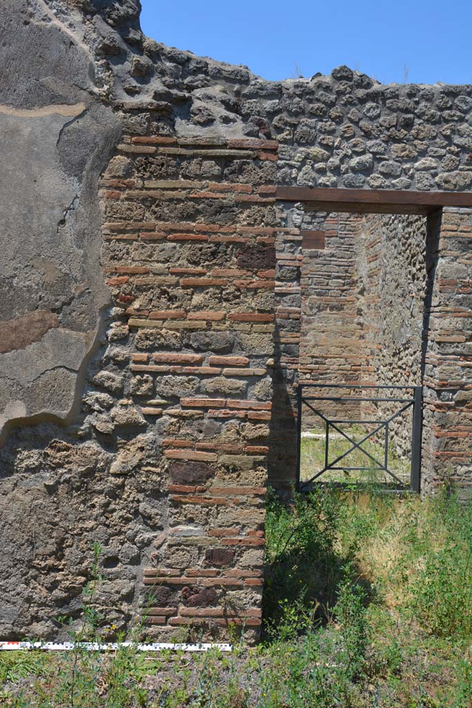 IX.5.2 Pompeii. May 2017.
Room ‘h’, pilaster at east end of north wall, with atrium ‘b’, on right.
Foto Christian Beck, ERC Grant 681269 DÉCOR.