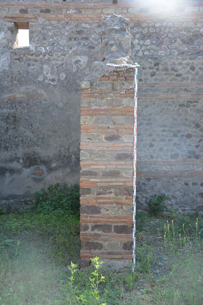 IX.5.2 Pompeii. May 2017.
Room ‘b’, west side of atrium ‘b’, detail of pilaster between room ‘g’, on left, and ala ‘h’, on right.
Foto Christian Beck, ERC Grant 681269 DÉCOR.