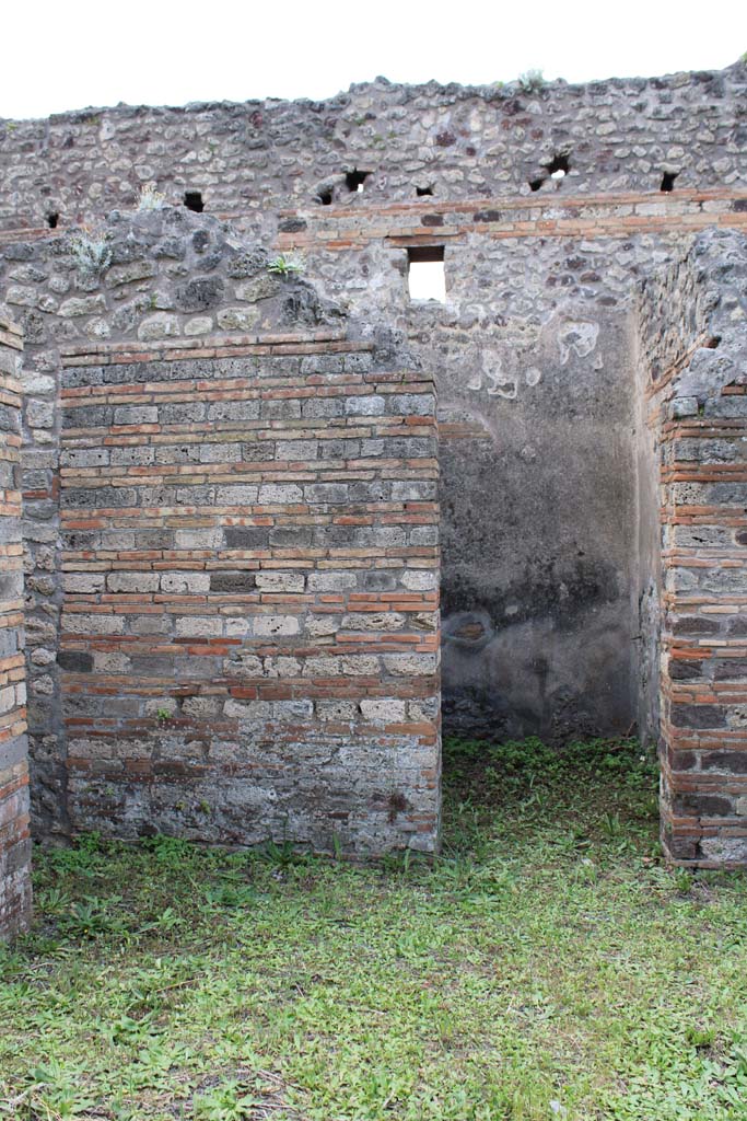IX.5.2 Pompeii. May 2019.
Room ‘b’, looking towards south-west corner of atrium, with corridor ‘m’, on left, and doorway to room ‘g’, on right.
Foto Christian Beck, ERC Grant 681269 DÉCOR.